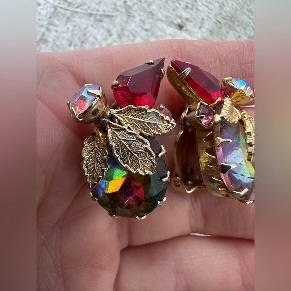 Vintage 1960s Filigree Leaf And Faceted Crystal Clip On Earrings - Picture 2 of 7